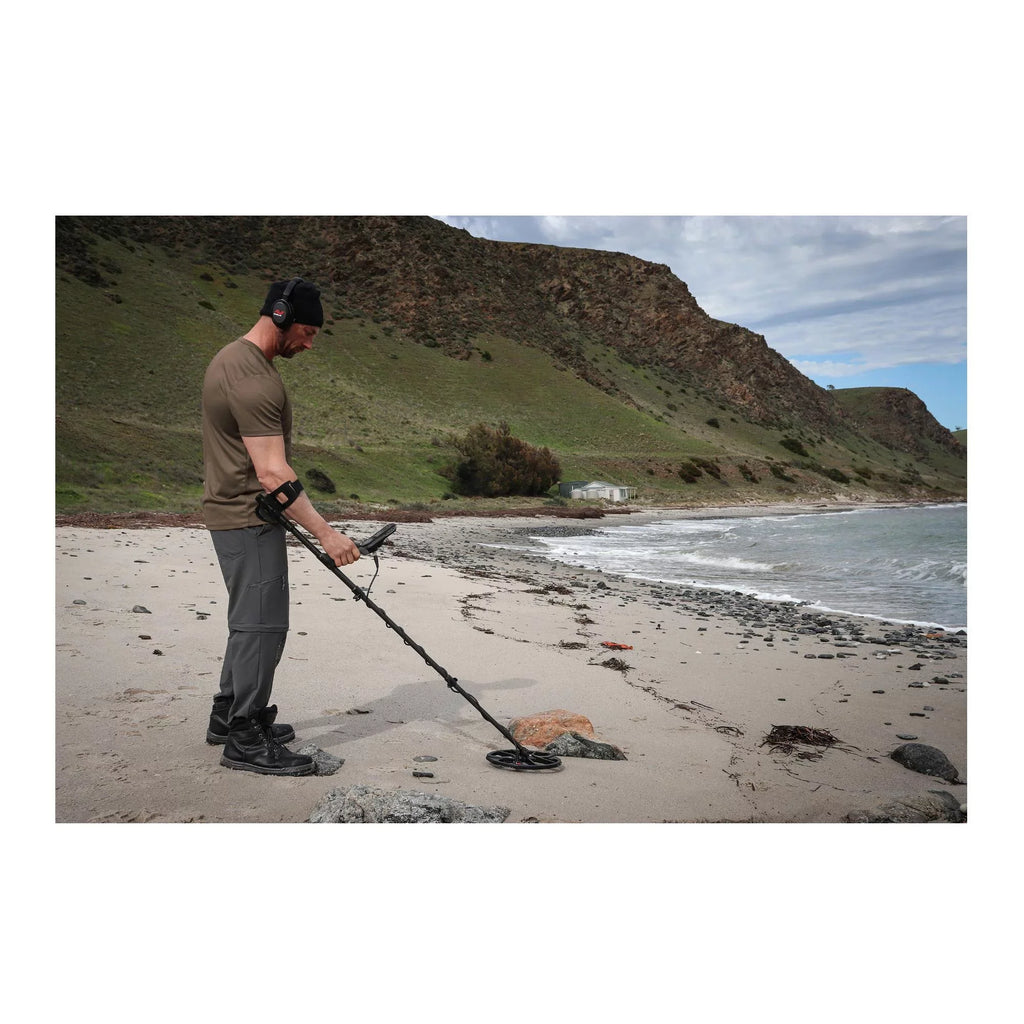 Minelab Equinox 900 Waterproof Metal Detector with Case and Pinpointer (Yellow)