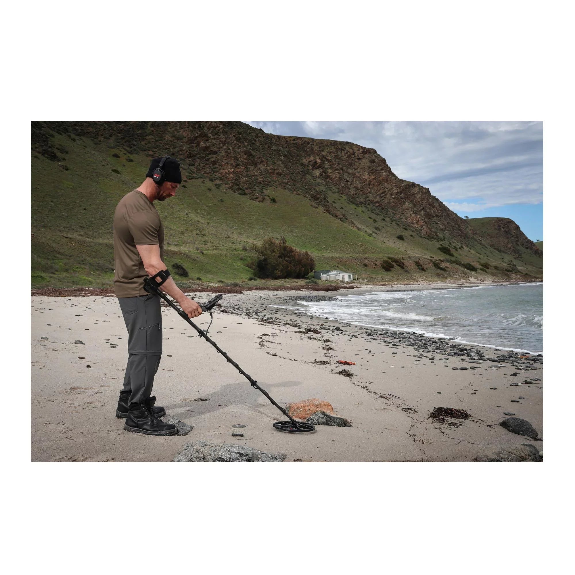 Minelab Equinox 900 Waterproof Metal Detector with Case and Pinpointer (Yellow)