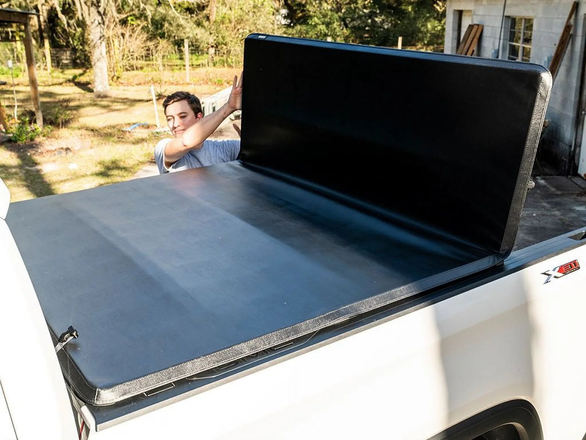 Gator by RealTruck  Tri-Fold Tonneau Cover Compatible with 2022-2024 Toyota Tundra 6'7" Bed w/ Deck Rail System